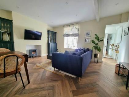 Beautifully Renovated 1-Bed Garden Flat in London - image 21