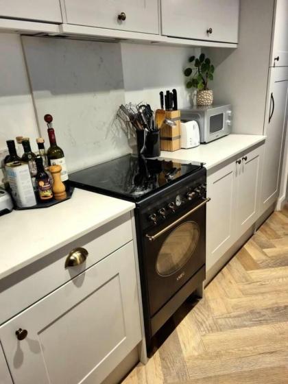Beautifully Renovated 1-Bed Garden Flat in London - image 22