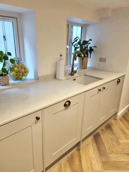 Beautifully Renovated 1-Bed Garden Flat in London - image 23