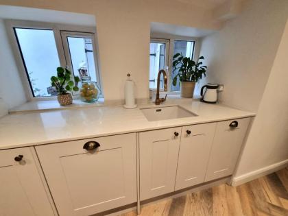 Beautifully Renovated 1-Bed Garden Flat in London - image 24