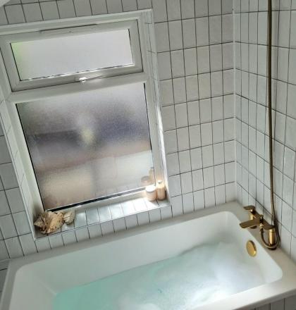 Beautifully Renovated 1-Bed Garden Flat in London - image 27