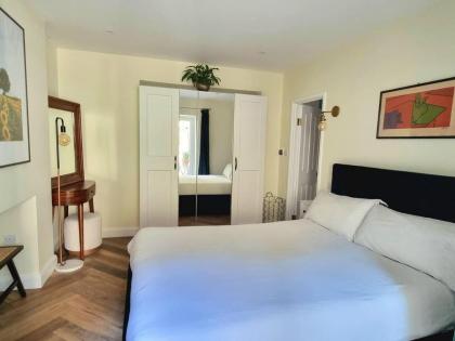 Beautifully Renovated 1-Bed Garden Flat in London - image 28