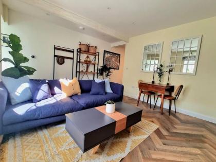 Beautifully Renovated 1-Bed Garden Flat in London - image 29