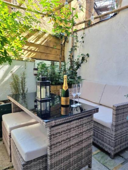 Beautifully Renovated 1-Bed Garden Flat in London - image 30