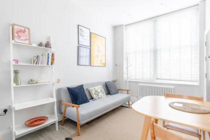 Chic 1BD Flat wPatio - 2 Mins from Baron's Court!