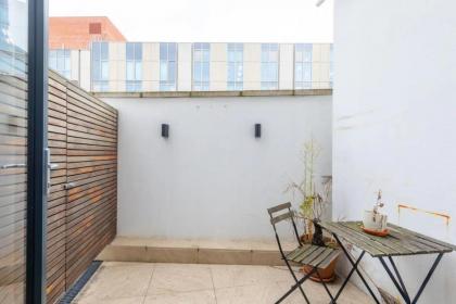 Chic 1BD Flat wPatio - 2 Mins from Baron's Court! - image 21