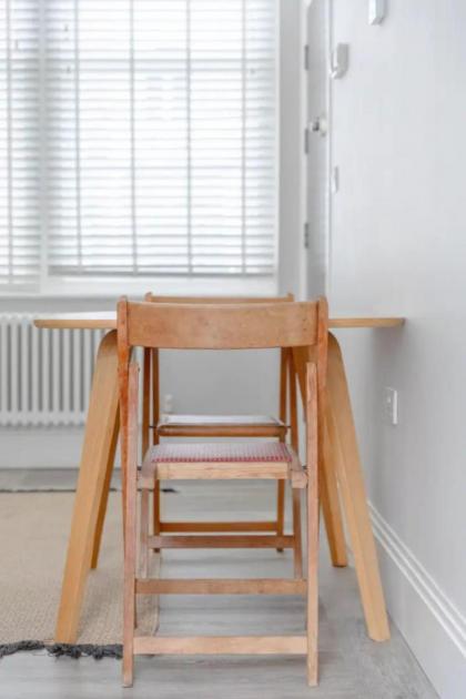 Chic 1BD Flat wPatio - 2 Mins from Baron's Court! - image 22