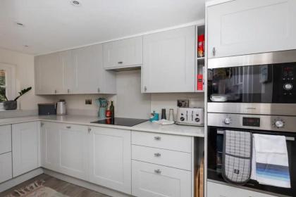 Vibrant 1BD Home with Outdoor Patio - Hammersmith! - image 21