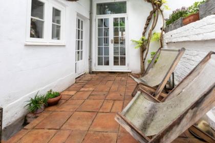 Vibrant 1BD Home with Outdoor Patio - Hammersmith! - image 24