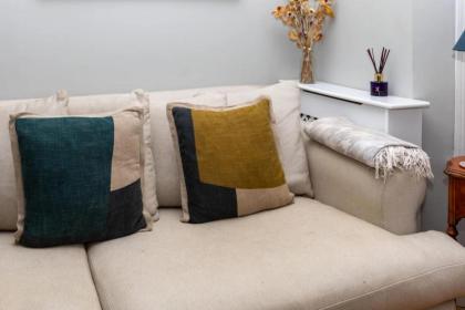 Vibrant 1BD Home with Outdoor Patio - Hammersmith! - image 25
