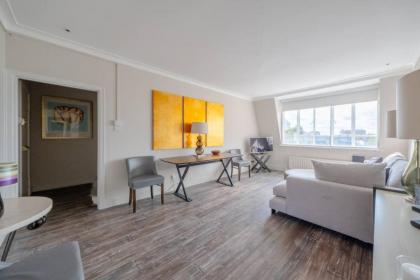 Beautifully Decorated 1BD Oasis - Earl's Court! - image 21