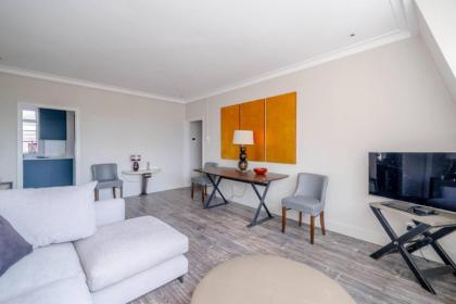 Beautifully Decorated 1BD Oasis - Earl's Court! - image 22