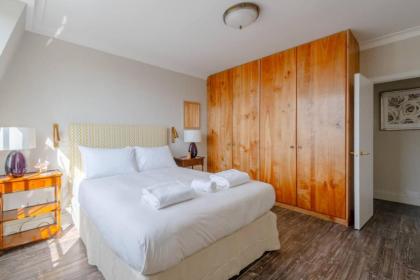 Beautifully Decorated 1BD Oasis - Earl's Court! - image 23