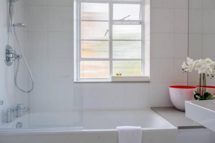 Beautifully Decorated 1BD Oasis - Earl's Court! - image 24