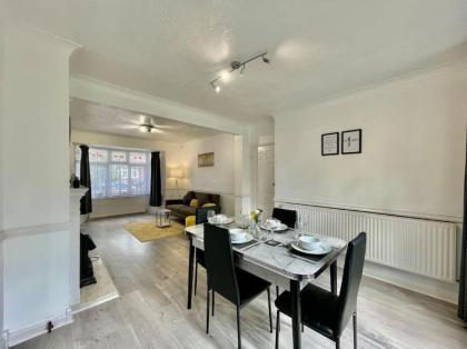 Great location near M25 & A12 - Free Parking - image 21