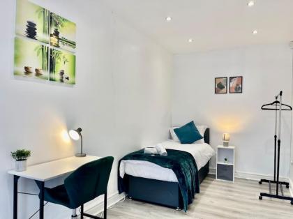 Great location near M25 & A12 - Free Parking - image 22