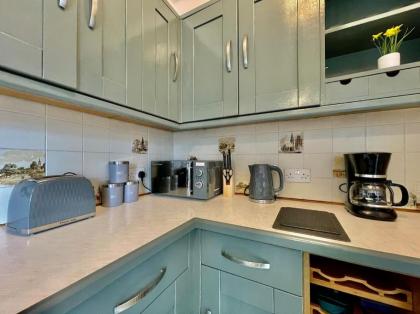 Great location near M25 & A12 - Free Parking - image 23