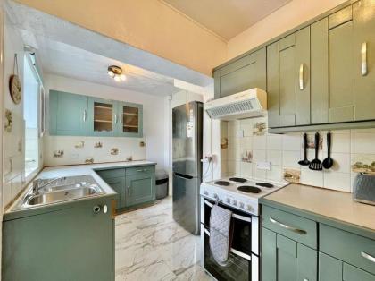 Great location near M25 & A12 - Free Parking - image 25