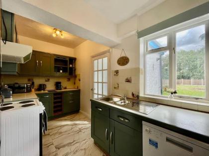 Great location near M25 & A12 - Free Parking - image 26