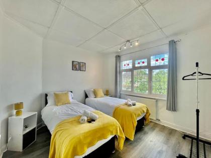 Great location near M25 & A12 - Free Parking - image 27