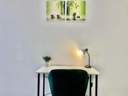 Great location near M25 & A12 - Free Parking - image 28