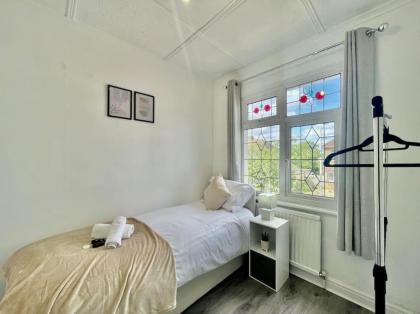 Great location near M25 & A12 - Free Parking - image 29