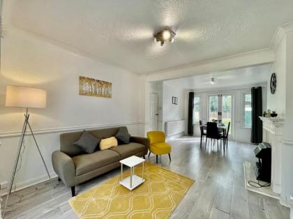 Great location near M25 & A12 - Free Parking - image 30