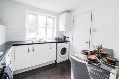 Modern 2BR Flat in the heart of London - image 16