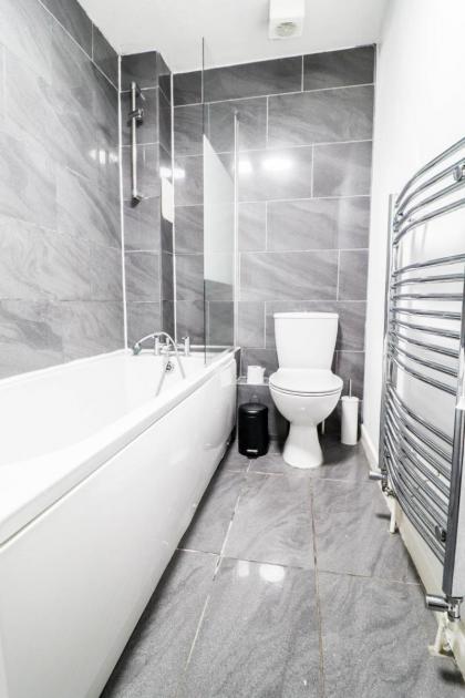 Modern 2BR Flat in the heart of London - image 30