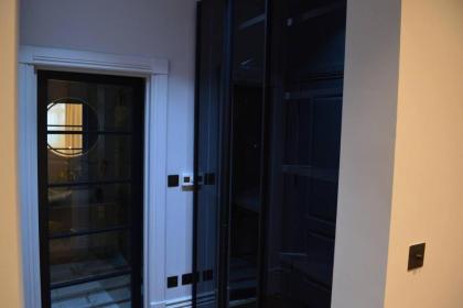 Stunning 2 Bedroom Apartment in London's Chelsea - image 25