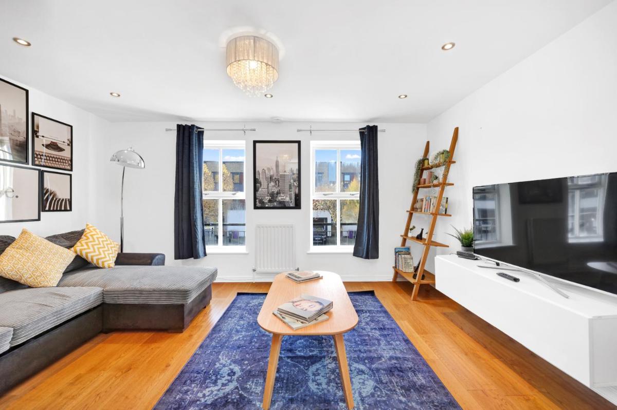 Lovely 2 bedroom house in Limehouse with private parking and garden! - main image