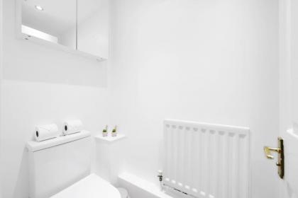 Lovely 2 bedroom house in Limehouse with private parking and garden! - image 10