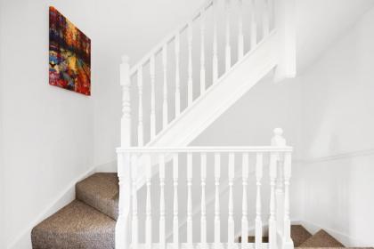 Lovely 2 bedroom house in Limehouse with private parking and garden! - image 13