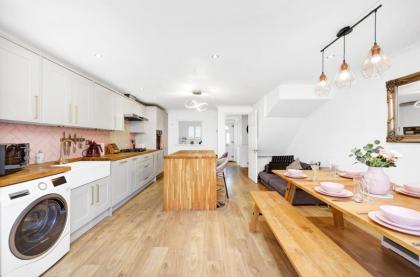 Lovely 2 bedroom house in Limehouse with private parking and garden! - image 14