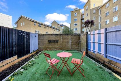 Lovely 2 bedroom house in Limehouse with private parking and garden! - image 15