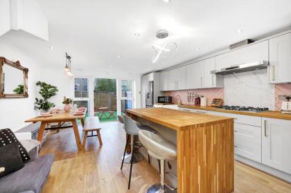 Lovely 2 bedroom house in Limehouse with private parking and garden! - image 16