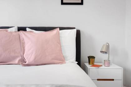 Lovely 2 bedroom house in Limehouse with private parking and garden! - image 17