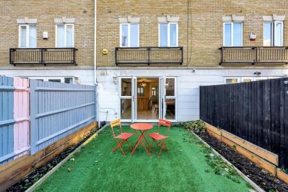 Lovely 2 bedroom house in Limehouse with private parking and garden! - image 19