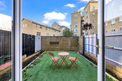 Lovely 2 bedroom house in Limehouse with private parking and garden! - image 2