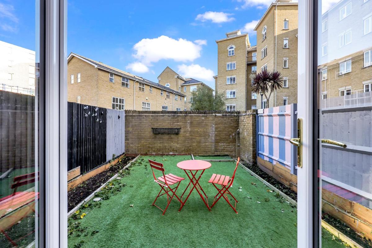 Lovely 2 bedroom house in Limehouse with private parking and garden! - image 2