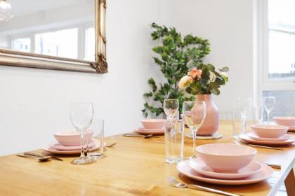 Lovely 2 bedroom house in Limehouse with private parking and garden! - image 20