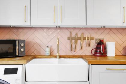 Lovely 2 bedroom house in Limehouse with private parking and garden! - image 22