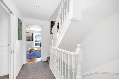 Lovely 2 bedroom house in Limehouse with private parking and garden! - image 23
