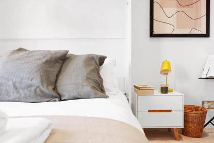 Lovely 2 bedroom house in Limehouse with private parking and garden! - image 24