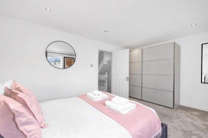 Lovely 2 bedroom house in Limehouse with private parking and garden! - image 25