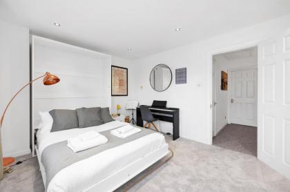 Lovely 2 bedroom house in Limehouse with private parking and garden! - image 26