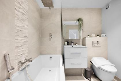 Lovely 2 bedroom house in Limehouse with private parking and garden! - image 28