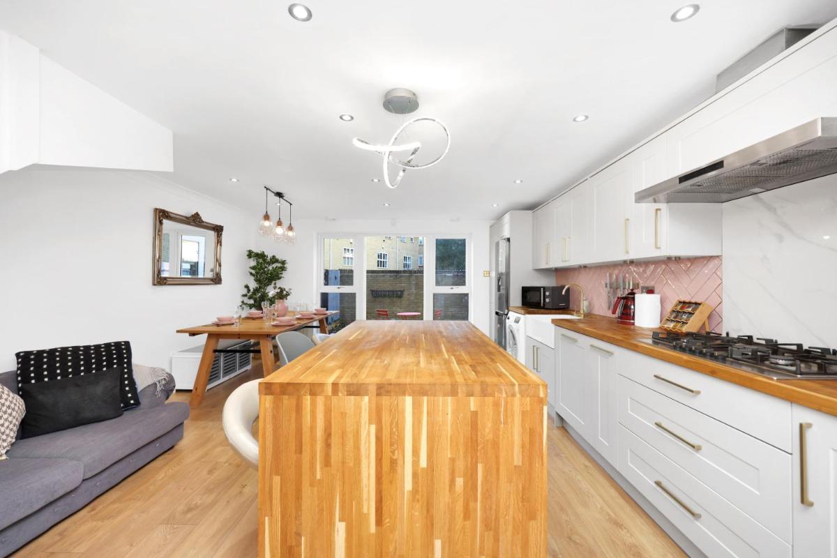 Lovely 2 bedroom house in Limehouse with private parking and garden! - image 4