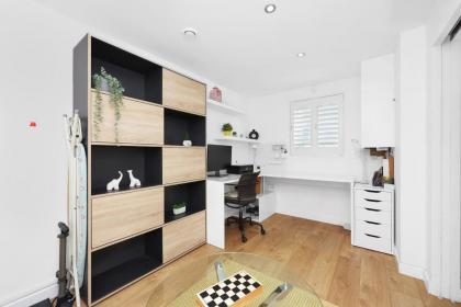 Lovely 2 bedroom house in Limehouse with private parking and garden! - image 5