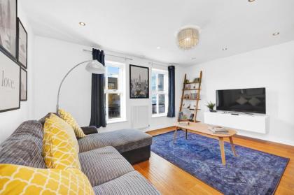 Lovely 2 bedroom house in Limehouse with private parking and garden! - image 7